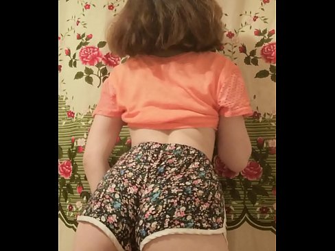 ❤️ Tânără sexy care se dezbracă de pantaloni scurți în fața camerei de filmat ☑  at us