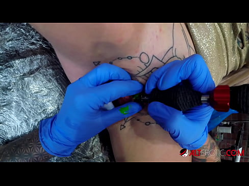 ❤️ Sully Savage, o bunăciune extrem de tatuată, și-a făcut un tatuaj pe clitorisul ei ☑  at us